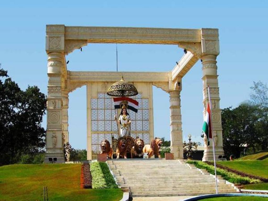 Aamby Valley City Лонавала Экстерьер фото The statue of King Hussein