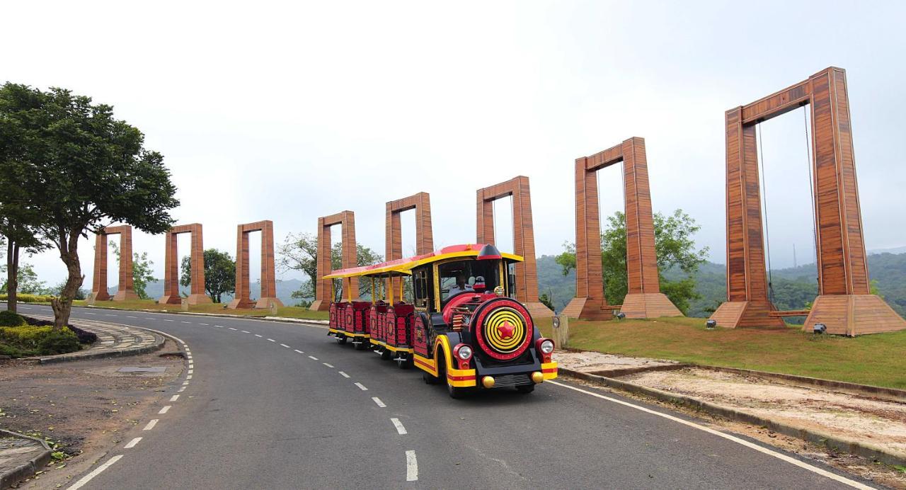 Aamby Valley City Лонавала Экстерьер фото The train at the park