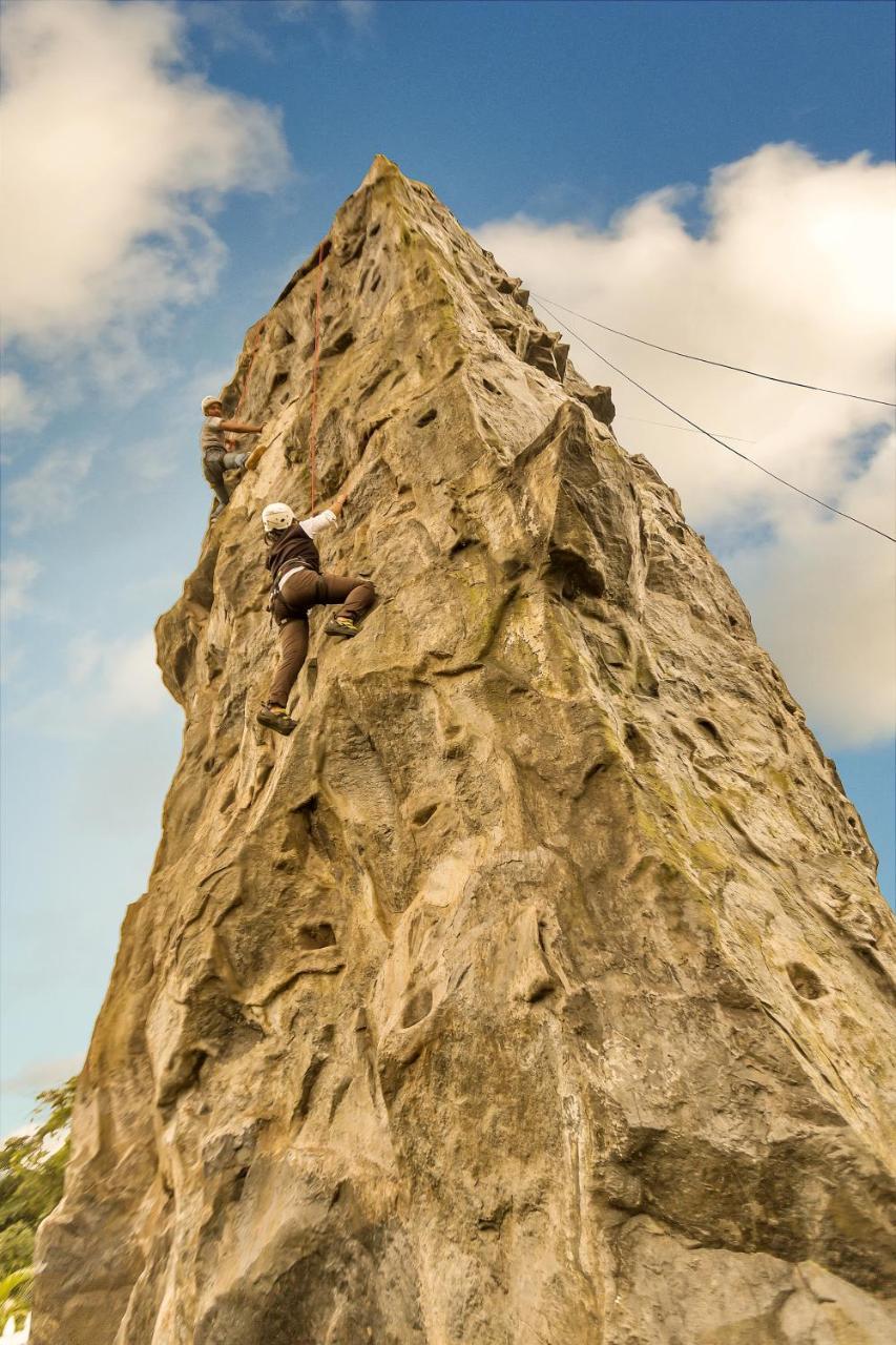 Aamby Valley City Лонавала Экстерьер фото Climber on the Needle